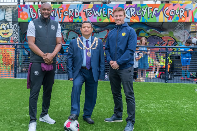 •	Marcus Gayle, Cllr Bishnu Gurung and Simon Wood from Cruyff Foundation