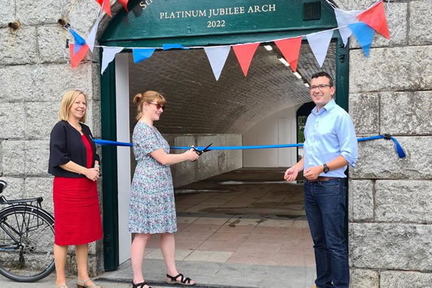 Kew Bridge arch unveiled