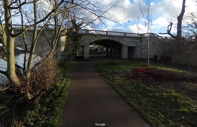 The towpath near Chiswick Bridge 