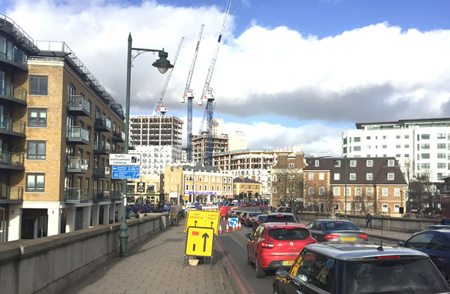 Traffic on Kew Bridge