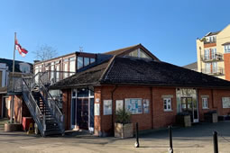 Community Christmas Tree Gathering at Chiswick Pier 