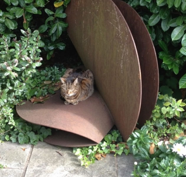 stone sculpture stolen i Chiswick from garden 