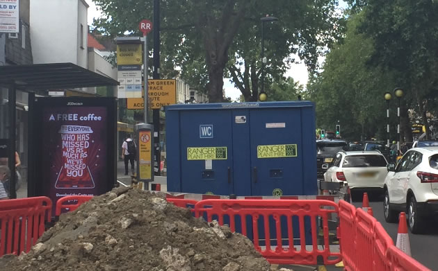 Sign indicating changes obscured on Chiswick High Road