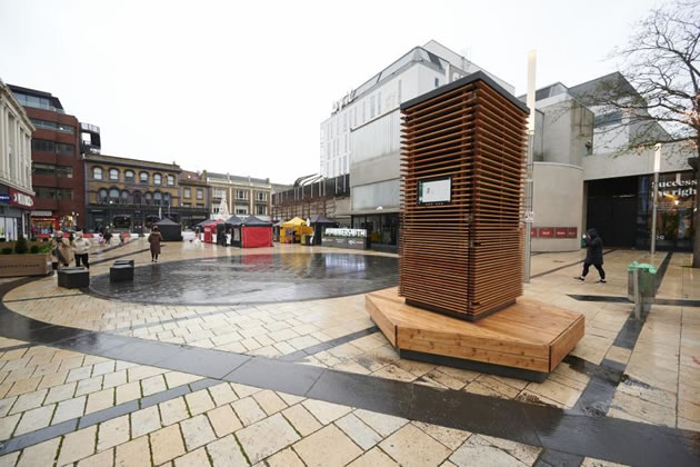 he City Tree's moss-filled panels absorb polluted air and blow out fresh, clean and cooled air