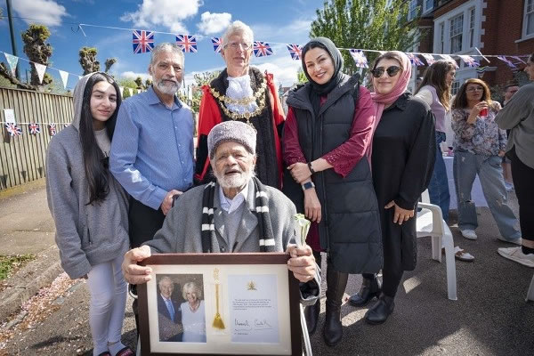 Aftab Ahmad (sitting in centre) in Balmuir Gardens 