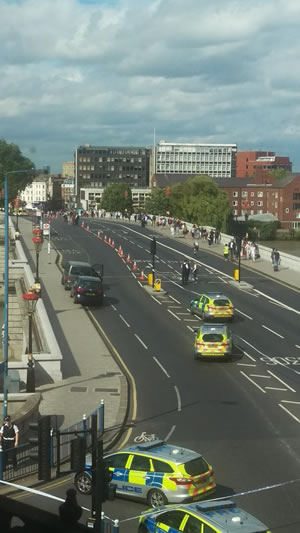 Putney Bridge Closed Due To Suicide Threat 