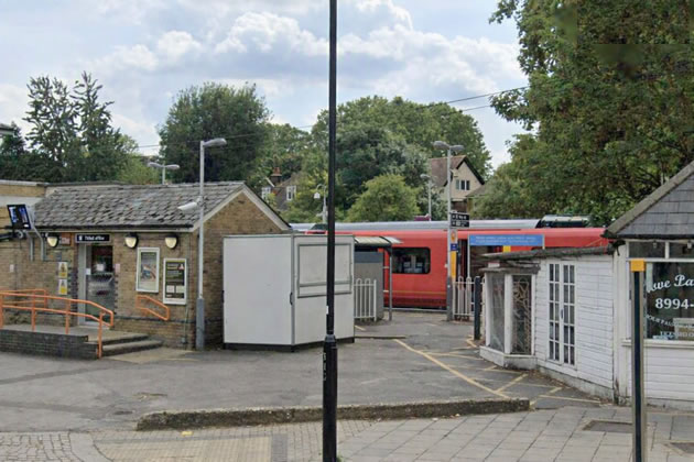 The absence of barriers at station such of Chiswick is irrelevant to the con