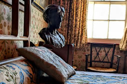 Exhibition Focuses on the Women of the Arts and Craft Movement