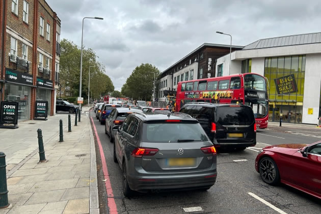 Traffic on A316 Lower Mortlake Road leading up to Manor Circus roundabout