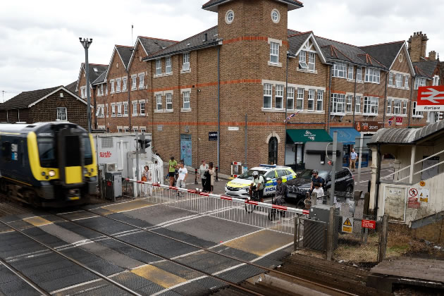 Sheen Lane level crossing at Mortlake train station.