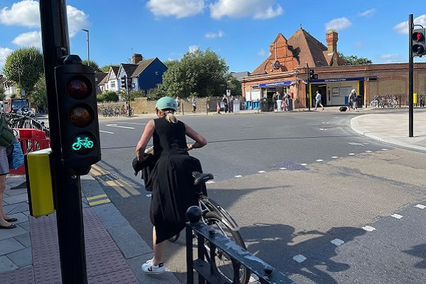 New traffic signals give bikes a head start on motor vehicles