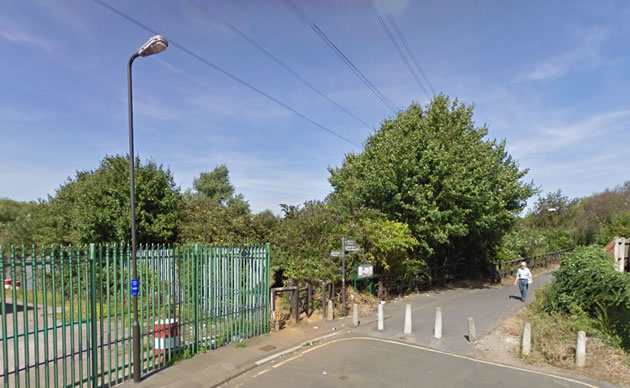 Entrance to Wandle Park from Boundary Road